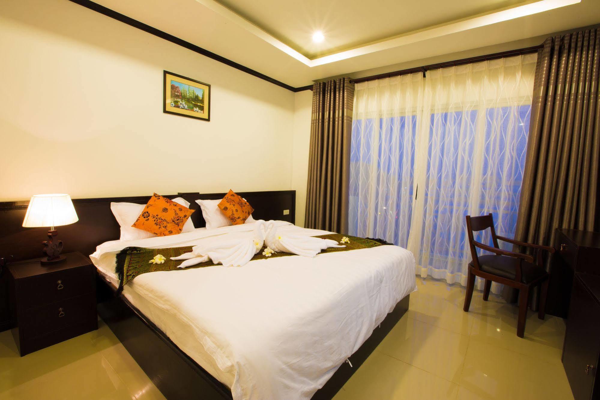 Douangchan Plaza Hotel Vientiane Bagian luar foto