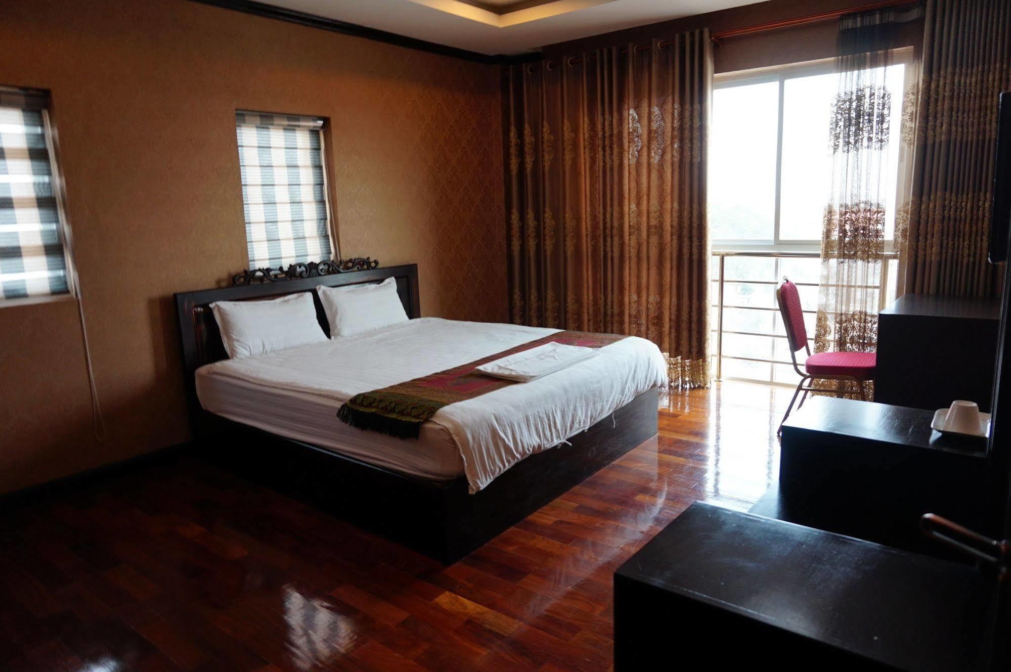 Douangchan Plaza Hotel Vientiane Bagian luar foto